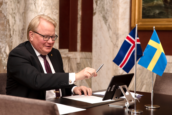 Peter Hultqvist with pen and paper in front of a screen.