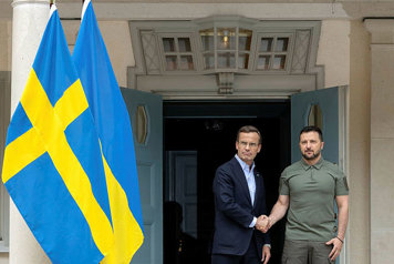 Ukrainian President Volodymyr Zelenskyj and Prime Minister Ulf Kristersson. shaking hands on a doorstep.