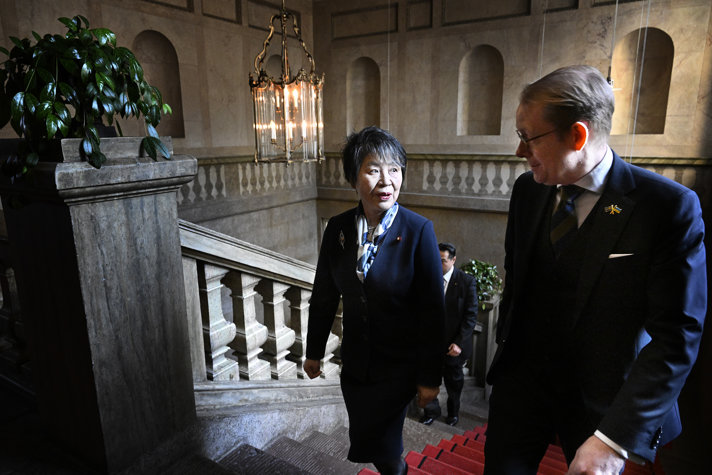 Foreign Minister Tobias Billström and Japanese counterpart Yōko Kamikawa beside one another. 