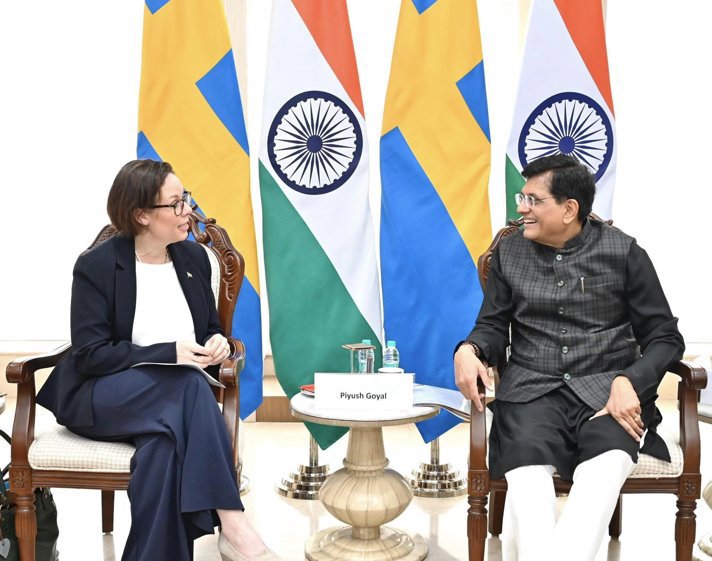Maria Malmer Stenergard talking with India’s Minister of Commerce and Industry Piyush Goyal.