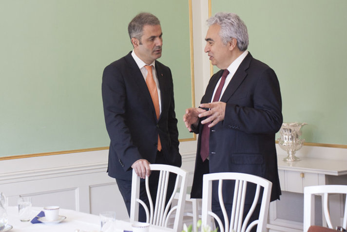 Mr Baylan and Mr Birol talking