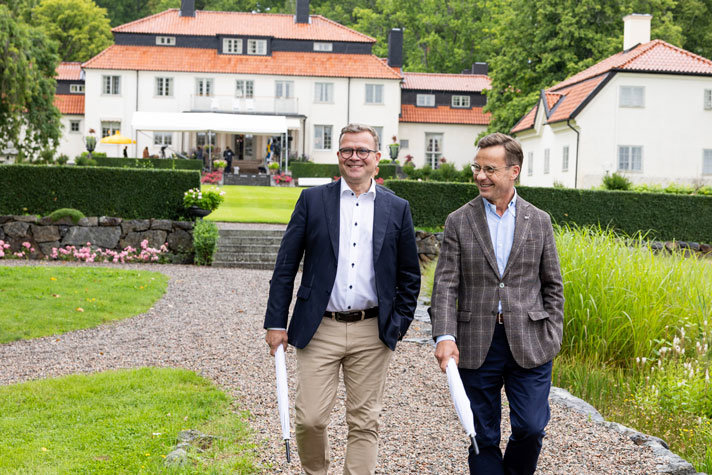 Finnish Prime Minister Petteri Orpo and Prime Minister Ulf Kristerssonwalkiong in the garden of Harpsund