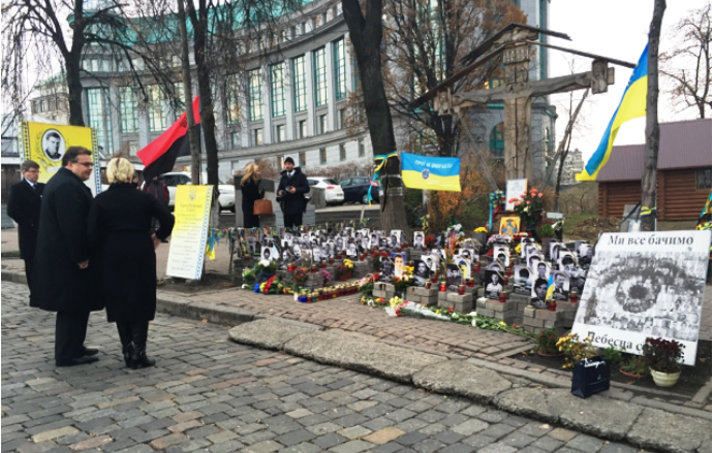 Ms Wallström and Mr Linkevičius honour the victims of the Maidan protests.