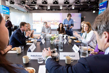 Ulf Kristersson and Roberta Metsola are sitting with several others around a table, engaged in discussion.