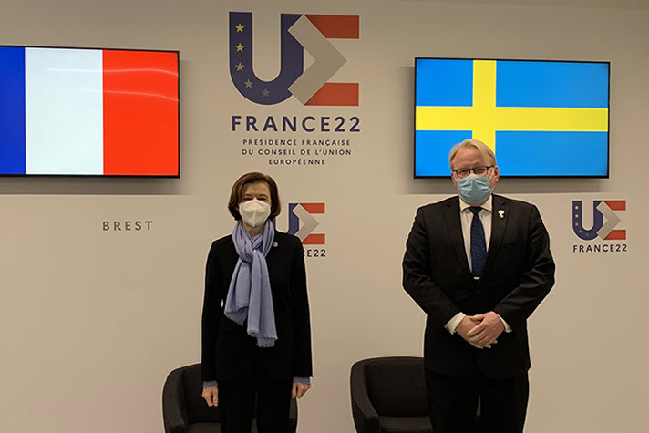 Florence Parly and Peter Hultqvist standing next to each other, Parly is to the left. In the background the French and the Swedish flags.
