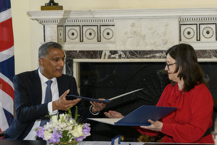 Minister for Education Anna Ekström and Minister for Technology, Innovation and Life Sciences, Lord Kamall have signed a memorandum of understanding on life sciences between Sweden and the UK.