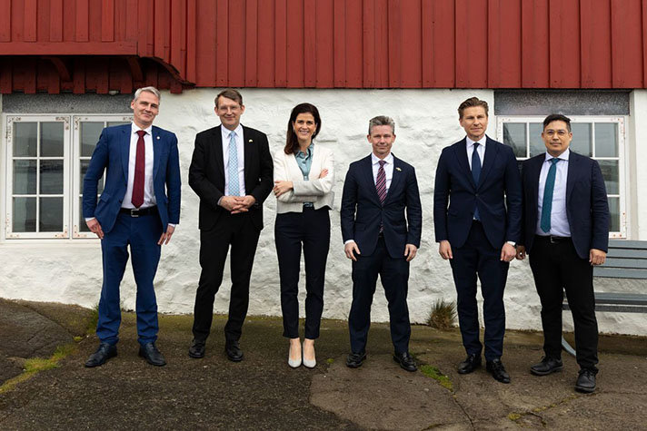 The Nordic defence ministers stands next to each other outside.