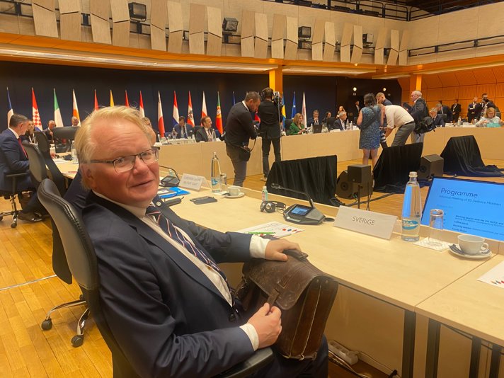 Peter Hultqvist is sitting at a conference table. In front of him is a computer.