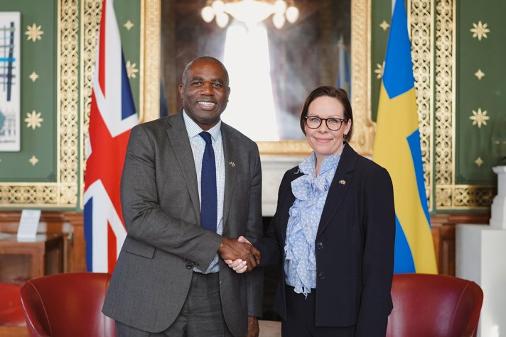 Minister for Foreign Affairs Maria Malmer Stenergard and UK Foreign Secretary David Lammy shaking hands.