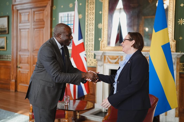 Minister for Foreign Affairs Maria Malmer Stenergard and UK Foreign Secretary David Lammy shaking hands.