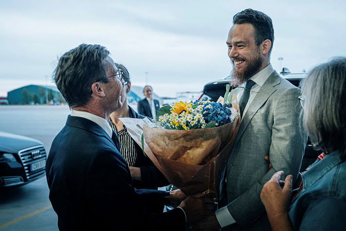 Prime Minister Ulf Kristersson welcomes Johan Floderus back home to Sweden.