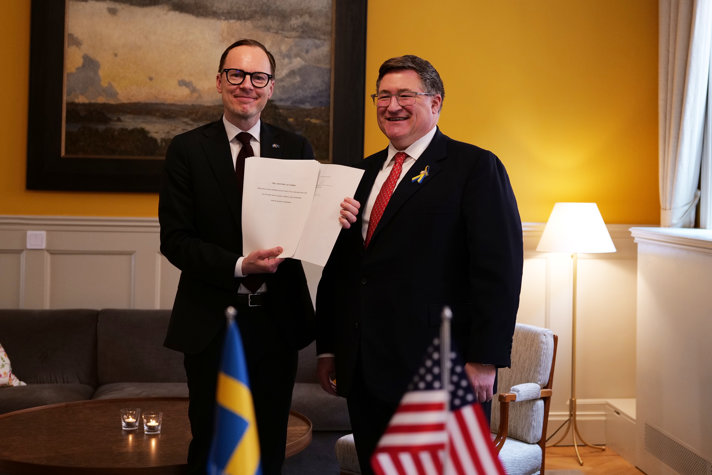 Minister for Education Mats Persson and US Ambassador Erik D. Ramanathan.