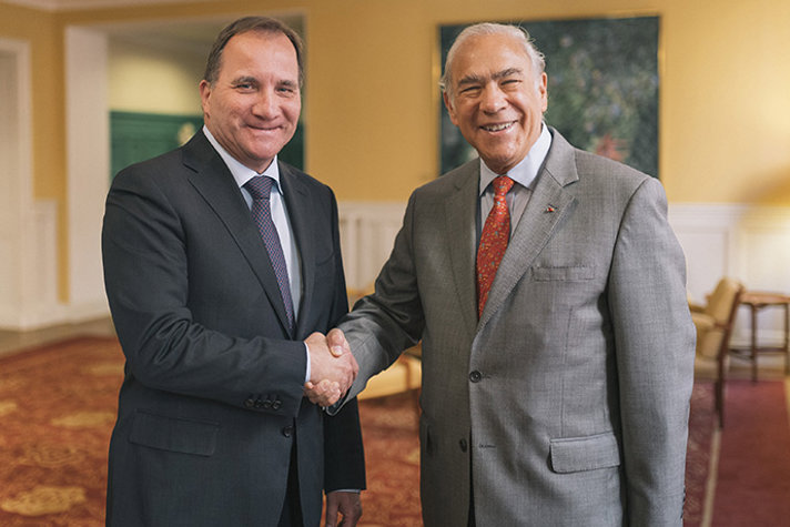 Mr Löfven and Mr Gurría shaking hands.