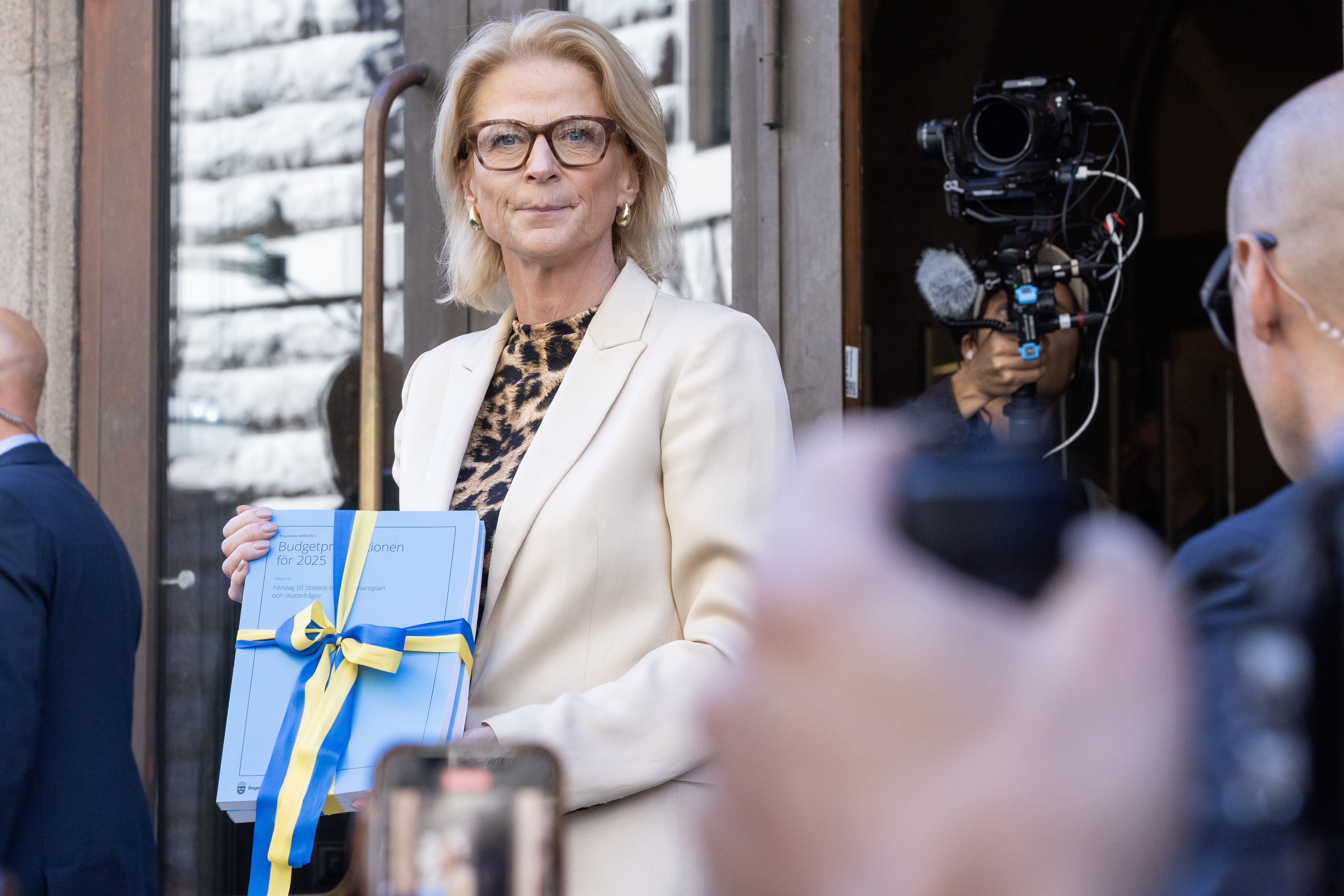 The Minister for Finance outside the Riksdag to deliver the budget.