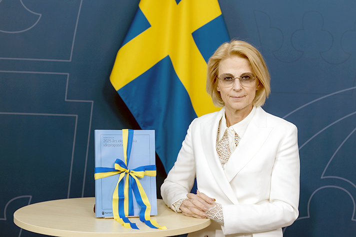 Minister for Finance, Elisabeth Svantesson, with the Spring Budget.