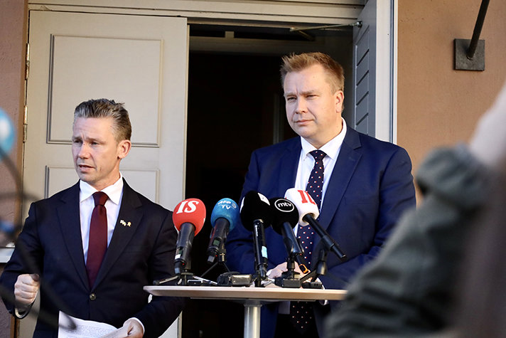 Minister for Defence Pål Jonson and Finland’s Minister of Defence Antti Kaikkonen standing next to each other and answer questions from media. In front of them is a table with microphones.  