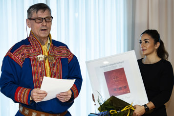 Minister for Culture Parisa Liljestrand next to Professor Emeritus Ole Henrik Magga.