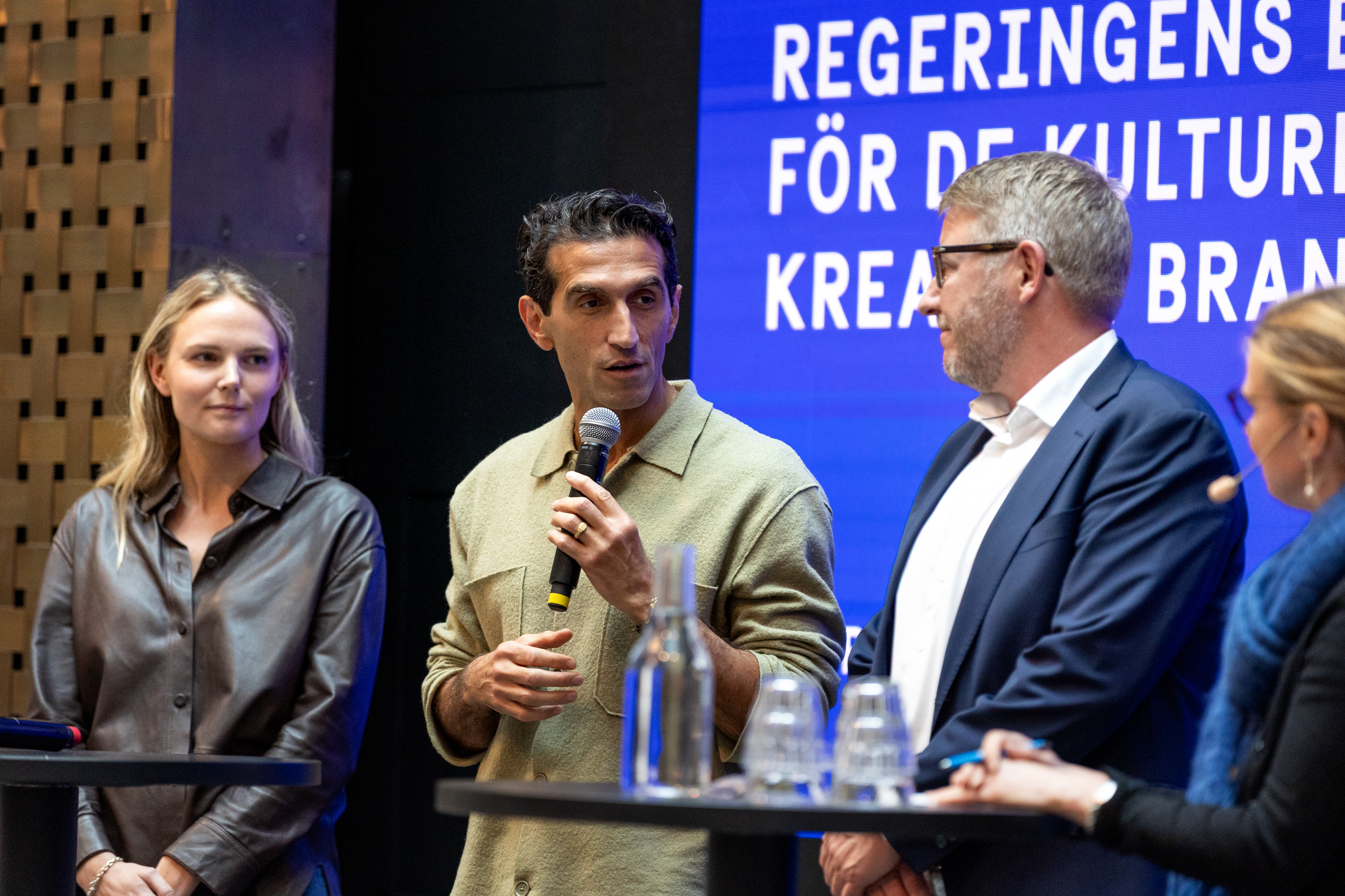 Josef Fares talking at the award ceremony.