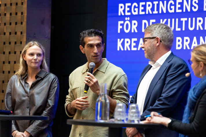 Josef Fares talking at the award ceremony.