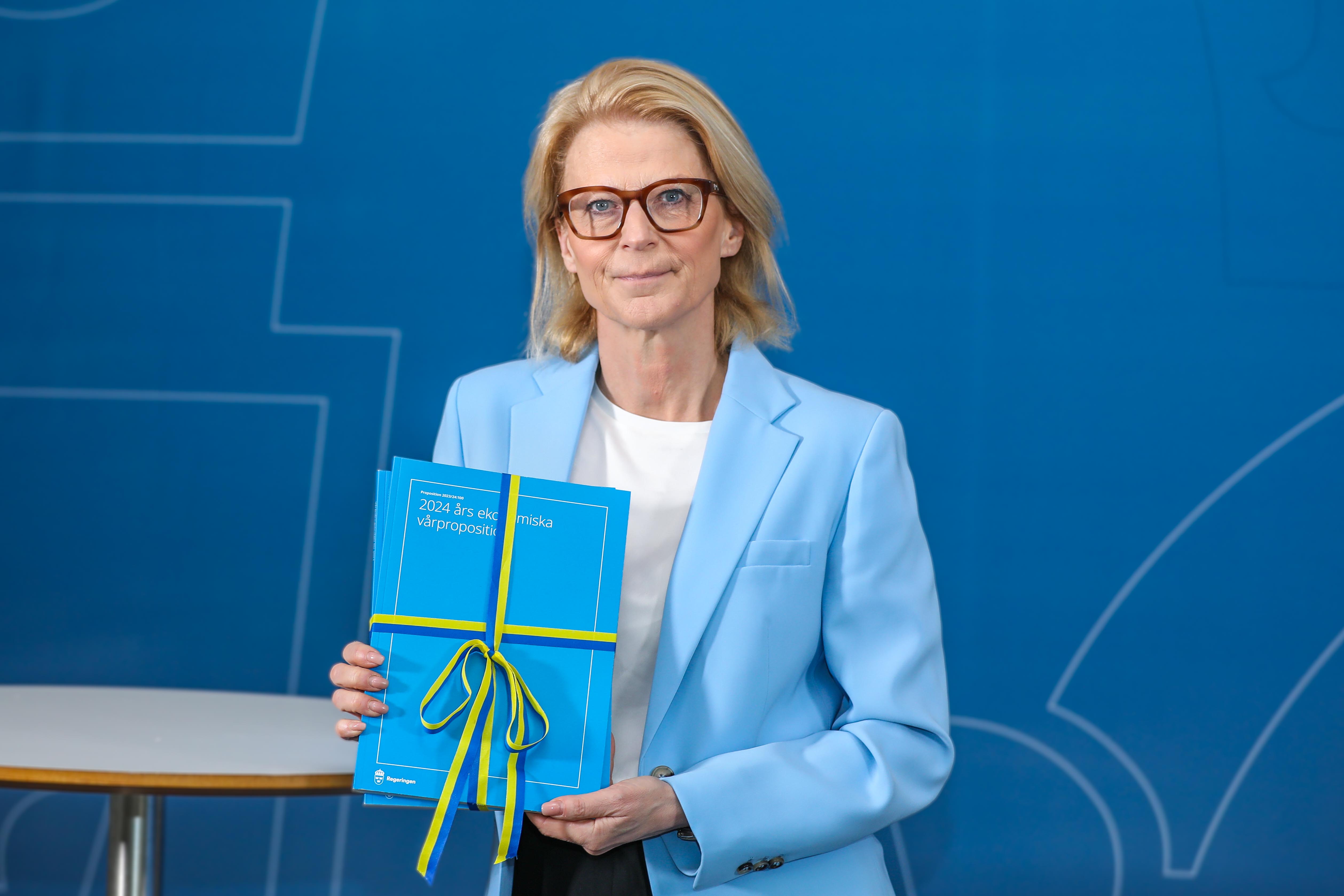A photo of Minister for Finance Elisabeth Svantesson with the Spring Budget 2024